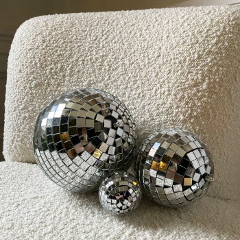 Disco ball - Ambiance disco boule à facettes  Boule à facettes, Tendance  deco, Deco appartement